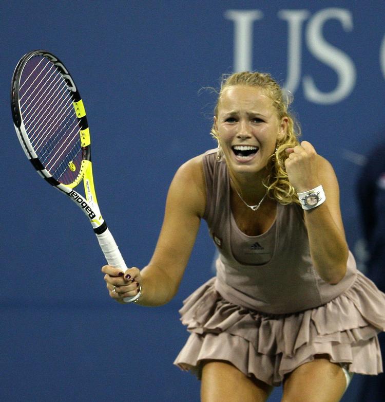 Caroline Wozniacki jubler efter matchbolden i kvartfinalen mod USA's Melanie Oudin. 