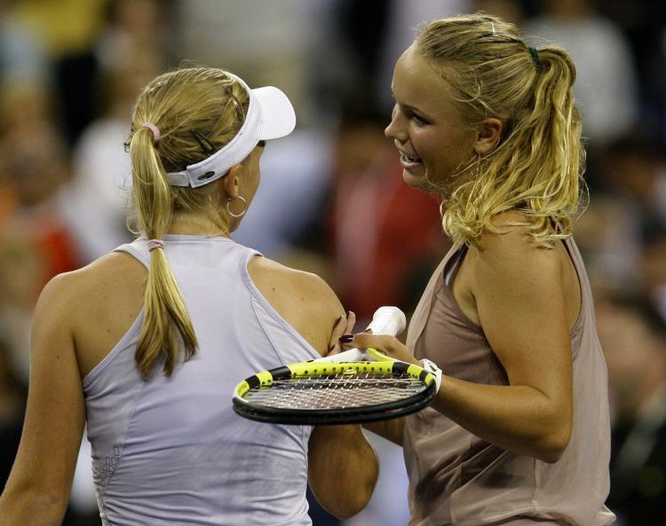 Caroline Wozniacki (til højre) sludrer med sin modstander Melanie Oudin efter kvartfinalen i nat. 