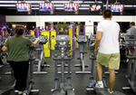Motionister i Planet Fitness i byen Raleigh lytter til Obamas tale om sundhedsreformen i Kongressen. 