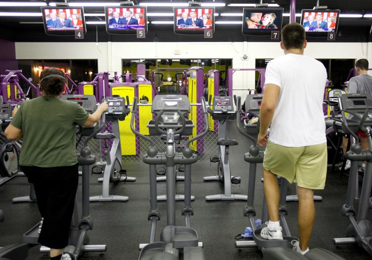 Motionister i Planet Fitness i byen Raleigh lytter til Obamas tale om sundhedsreformen i Kongressen. 