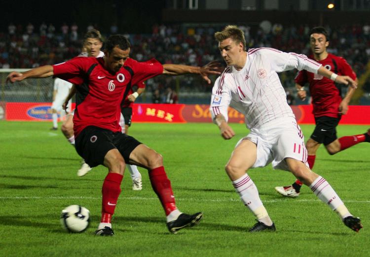 Nicklas Bendtner og Albaniens Debatik Curri. 