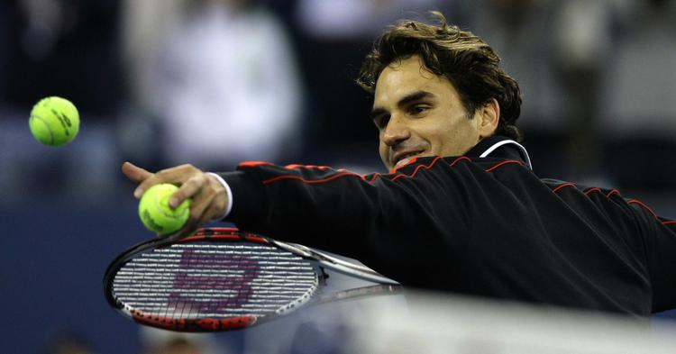 Det var en glad Roger Federer, der efter sejren over Robin Söderling delte bolde ud til publikum ved US Open. For sjette gang på stribe er schweizeren i semifinalen.. 
