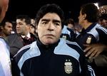 Med et alvorstungt udtryk forlader Diego Maradona stadion i Paraguay efter Argentinas tredje nederlag i træk i VM-kvalifikationen. 