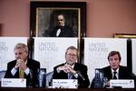 From left: Carl Bildt (Sweden), Per Stig Møller (Denmark) and Bernard Kouchner (France) at a meeting of five EU foreign ministers on the climate debate. 