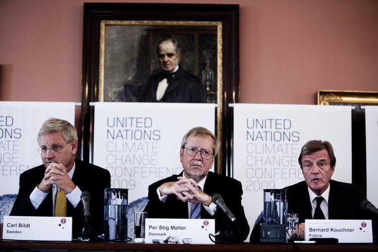 From left: Carl Bildt (Sweden), Per Stig Møller (Denmark) and Bernard Kouchner (France) at a meeting of five EU foreign ministers on the climate debate. 