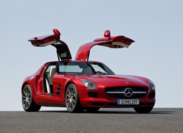 Pas på, første gang, du åbner dørene i din nye Mercedes SLS AMG i et parkeringshus. De åbner nemlig opad. 