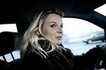 Unge kvinder kører generelt pænere end mænd i samme alder, og det skal belønnes, mener forsikringsselskabet Topdanmark. Her forbereder Henriette Honoré sig på et program om dårlige bilister. Arkiv 