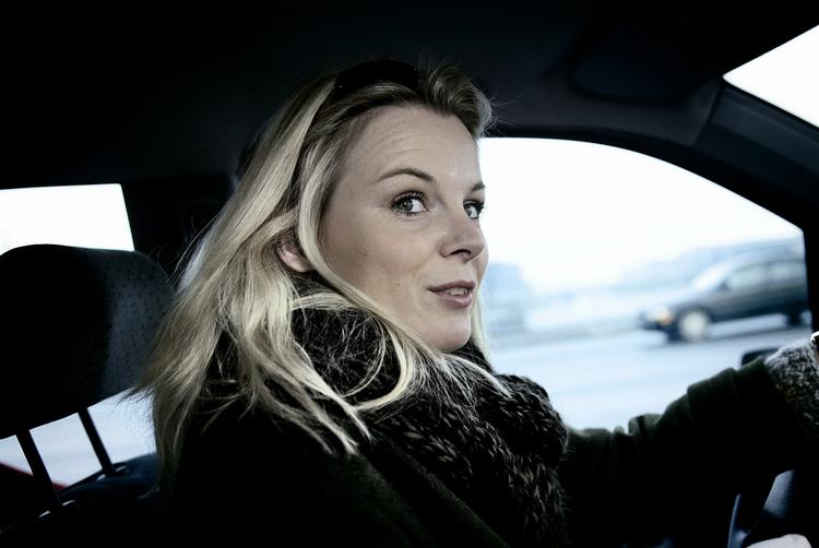 Unge kvinder kører generelt pænere end mænd i samme alder, og det skal belønnes, mener forsikringsselskabet Topdanmark. Her forbereder Henriette Honoré sig på et program om dårlige bilister. Arkiv 