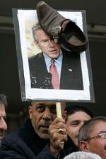 Skoen mod Bush er blevet et symbol i den arabiske verden - og skokasteren er blevet en helt. 