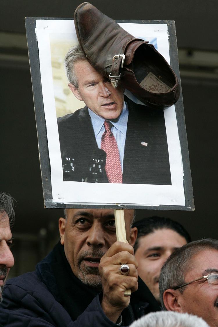 Skoen mod Bush er blevet et symbol i den arabiske verden - og skokasteren er blevet en helt. 