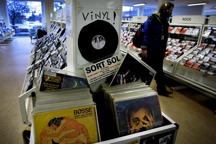 Vinyl bliver det ikke til, men iTunes vil give brugerne følelsen af de gamle LP'er med tekster, fotos og andet tilbehør. 