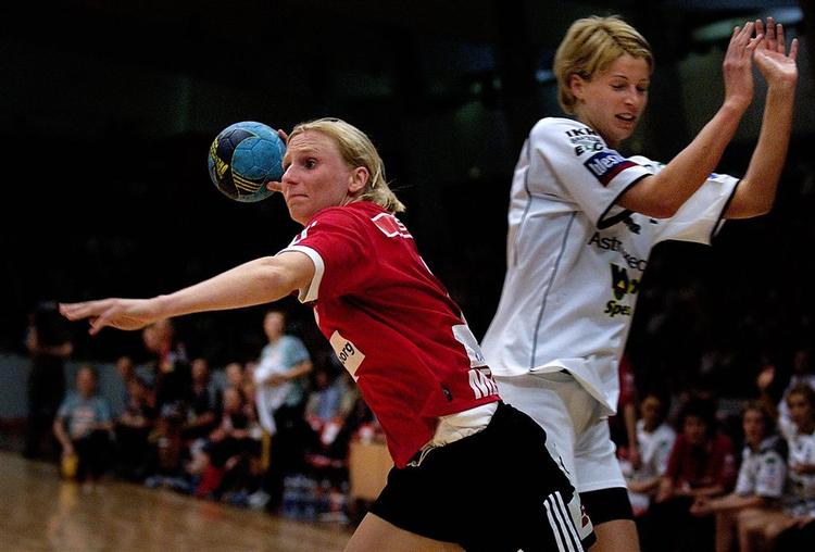 Mette Melgaard (tv.) har atter fået lyst til at spille landsholdshåndbold og er med i Jan Pytlicks seneste trup. Arkivfoto 