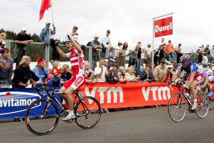 Danskeren Niki Østergaard (tv) jubler over andenpladsen ved junior VM ved Spa i Belgien. Arkivfoto. 