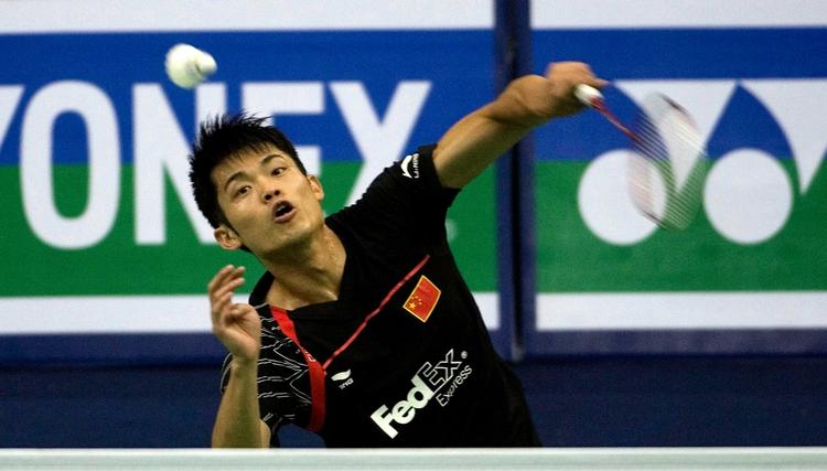 Lin Dan returnerer bolden i finalen mod landsmanden Chen Jin. 