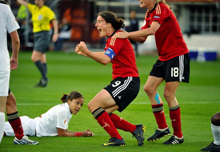 Tysklands Birgit Prinz jubler efter en af sine scoringer i EM-finalen for kvinder, hvor Tyskland slog England 6-2. 