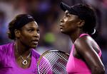Williams-søstrene er klar til doublefinalen i US Open. Vinder de den, er det første gang i ti år, at det sker. 