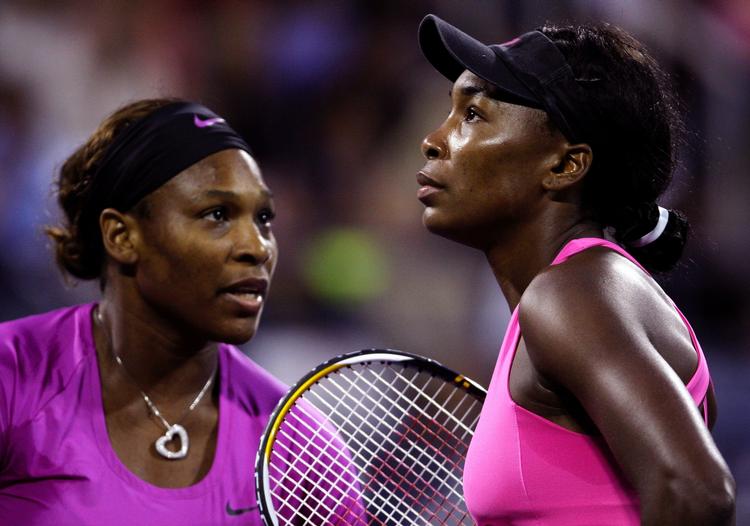 Williams-søstrene er klar til doublefinalen i US Open. Vinder de den, er det første gang i ti år, at det sker. 