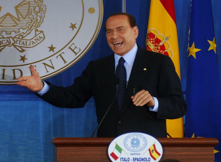 Berlusconi til dagens pressemøde på Sardinien, hvor han har holdt møde med den spanske premierminister, Jose Luis Zapatero. 