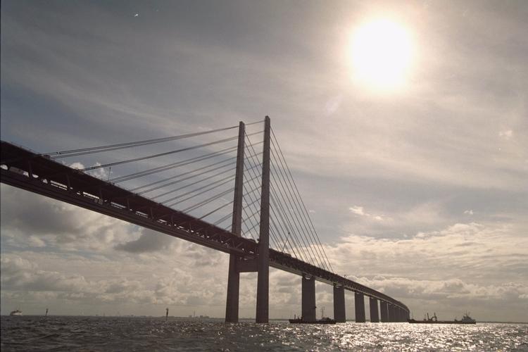 Øresundsforbindelses højbro er med sit 490 meter lange frie spænd verdens længste skråstagsbro for både motorvej og jernbane, skriver forbindelsen på sin hjemmeside. (Arkivfoto) 
