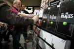 Folk ved Beatles-hylden i en HMV-butik i London i onsdags. 
