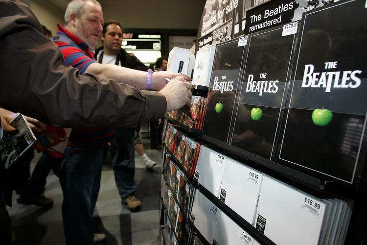 Folk ved Beatles-hylden i en HMV-butik i London i onsdags. 