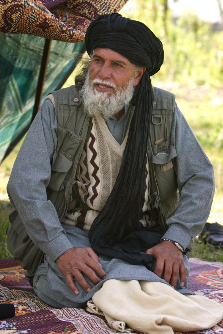 Taleban-talsmand Muslim Khan er her fotograferet i april. Nu har Pakistans militær anholdt ham sammen med fire andre ledende talebanere. 