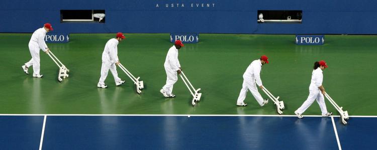 Under andet sæts tiebreak mellem Nadal og Gonzalez blev kampen afbrudt af regnvejr. 