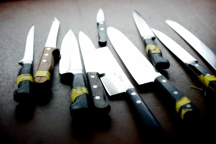 Kan man riskikere en tur i fængsel, hvis man tager sine knive en tur til skærsliberen? Vi er blevet forsigtige efter en mand med to hobbyknive fik syv dages fængsel. Arkivfoto. 