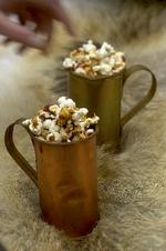De søde og stærke popcorn er gode som snack til en øl. Foto: Pia Enghild 