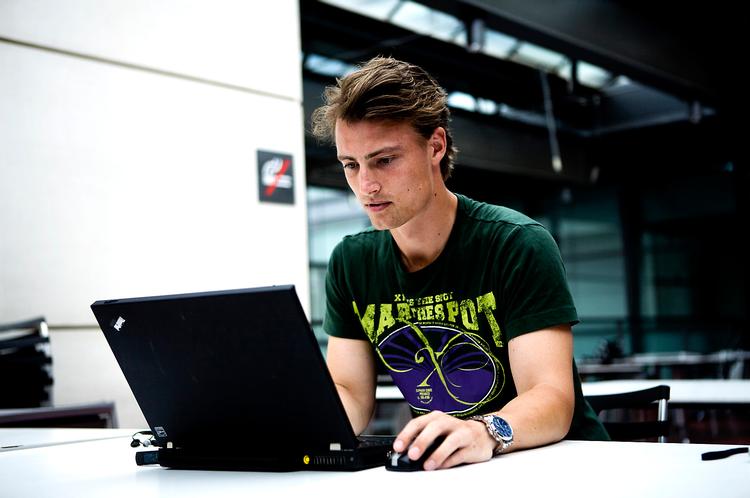 Nok af Mac. Da Applecomputeren gik i stykker for tredje gang,  ville Daniel Feddersen med købe- loven i hånden  have sine penge tilbage. Forretningen sagde nej, og sagen endte i Forbrugerklagenævnet. Nu har Daniel Feddersen købt en bærbar fra Lenovo. 