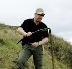 Nicolas Leyssac fra Danmarks Naturfredningsforening og 25 naturvenner tog i søndags kampen op mod den vilde natur nær Tårnborg Kirke ved Korsør udrustet med ørnenæb, saks og en skarp le. Foto: Uffe Weng 