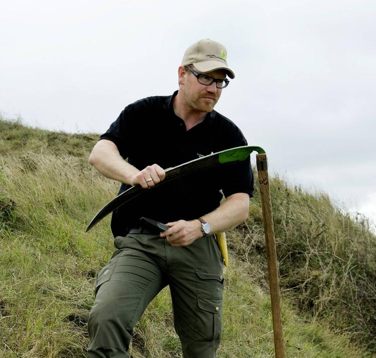 Nicolas Leyssac fra Danmarks Naturfredningsforening og 25 naturvenner tog i søndags kampen op mod den vilde natur nær Tårnborg Kirke ved Korsør udrustet med ørnenæb, saks og en skarp le. Foto: Uffe Weng 
