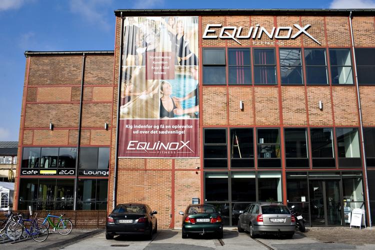 Fitnesskæden Equinox har fået kunder på nakken, der ikke har fået besked om ændrede medlemsbetingelser. Men for det første er betingelserne bare præciseret, for det andet er der skiltet overalt og sendt e-mail ud til alle, siger direktøren. 