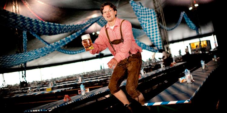 Skål. Hvis Carsten Raun kryber i sine lederhosen til næste år, bliver det kun i weekenden. Foto: Joachim Adrian 