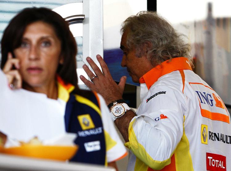 Midt under forberedelserne til det italienske Formel 1-grandprix har Renault og teamchefen Flavio Briatore meddelt, at der er en retssag på vej. 