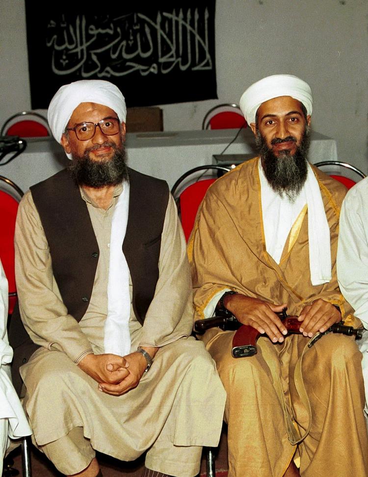 Osama Bin Laden sammen med organisationens nummer to, Ayman al-Zawahri på et billede fra 1998. 