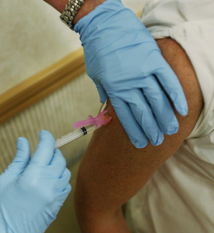 De nye oplysninger om vaccine kan betyde, at alle danskere måske kan nøjes med et enkelt stik. Og så kan dobbelt så mange som beregnet vaccineres. 