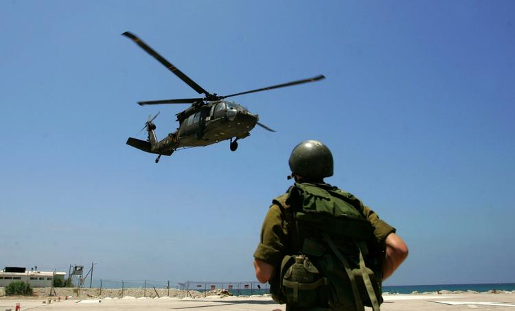 I 2006 var Israel i krig med den libanesiske bevægelse, Hizbollah. Billedet her viser en israelsk militærhelikopter lette under krigen. 