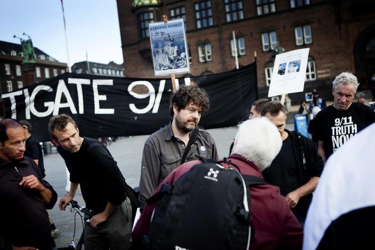 Tvillingetårnenes skæbne er til debat på Rådhuspladsen i København, hvor skeptikere demonstrerer for at få en undersøgelse af hændelserne 11. september 2001. 