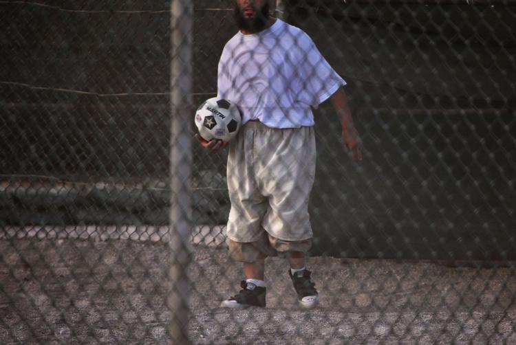 En Guantanamo-indsat på gårdtur. Arkivfoto. 