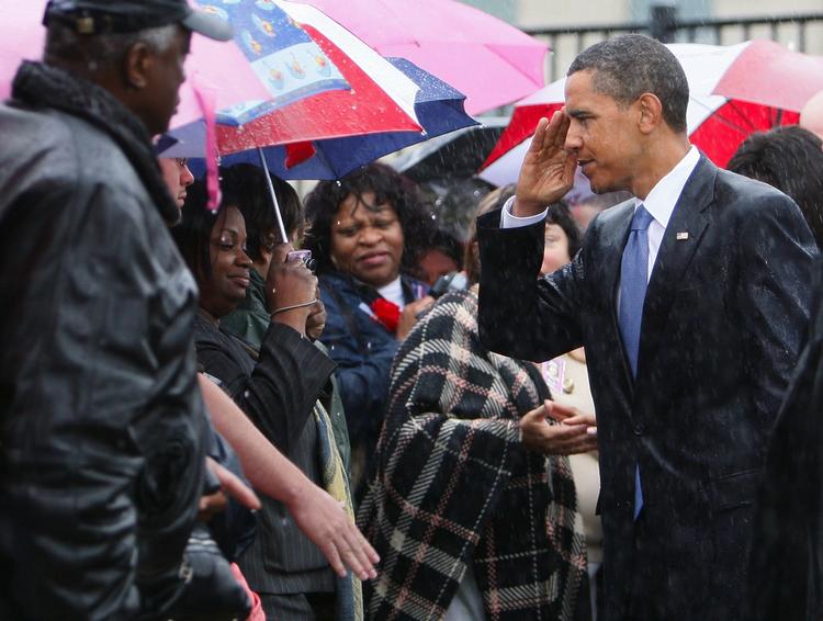 Præsident Barack Obama deltog i mindehøjtidligheden ved Pentagon. Her hilser han på pårørende til de 184 medarbejdere, der blev dræbt under terrorangrebet 11. september 2001. 