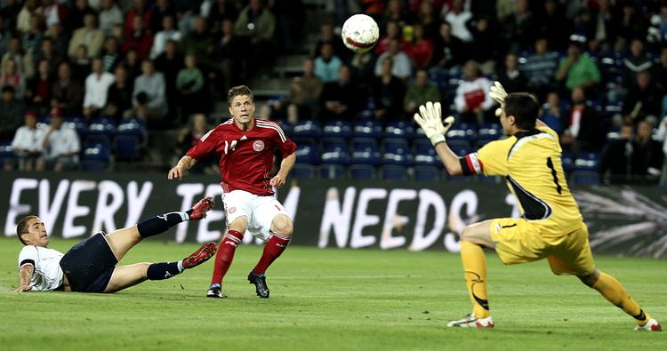 Lasse Schøne scorede i sin landsholdsdebut mod Chile fornylig. Men der bliver ikke flere landskampe foreløbig efter at den danske Nijmegen-spiller er blevet alvorligt skadet. Arkivfoto. 