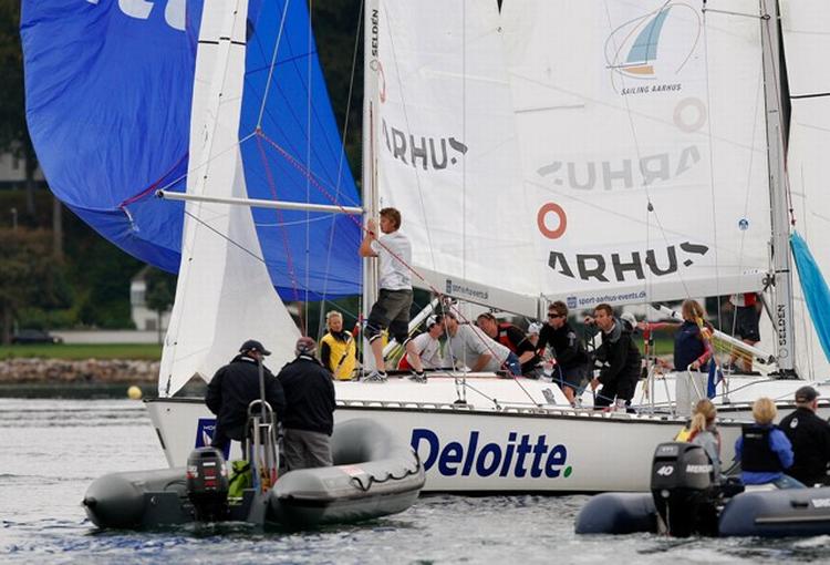 Jonas Warrer og besætning kæmpede hårdt i farvandet ud for Marselisborg Lystbådehavn i Danish Open 2009, hvor mange tilskuere fulgte de tætte dueller nærmeste hold. PR-foto. 
