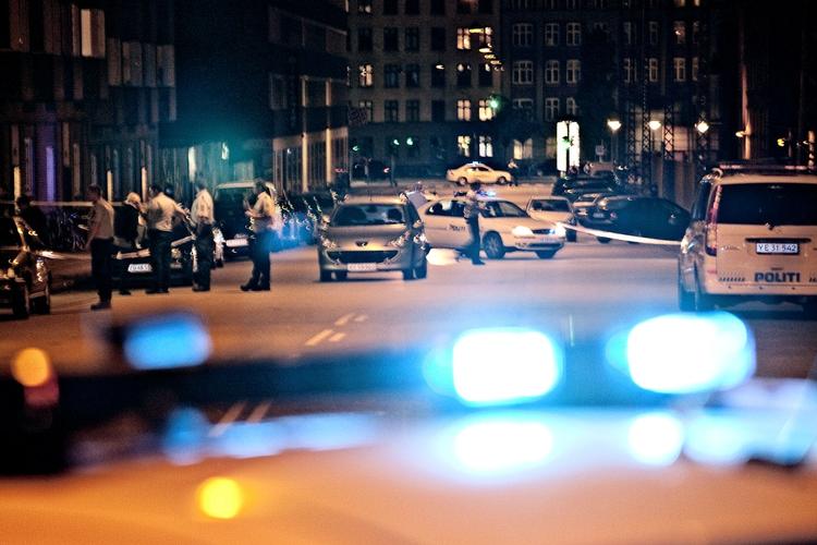 Politiet har afspærret Skelbækgade på Vesterbro efter nedskydning af mand i kiosk. 