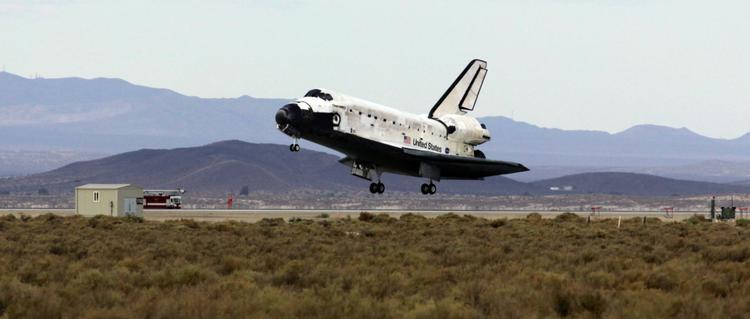 Nasa regner med, at rumfærgerne har seks flyvninger tilbage, før rumfartsagenturet går over til en ny model, som både kan flyve astronauter til månen og til rumstationen. 