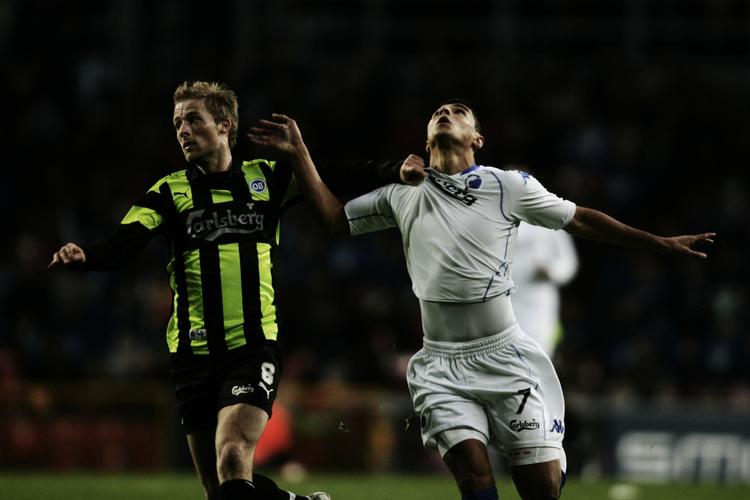 OB's Henrik Hansen (tv) kan blive placeret på den defensive midtbane i dag, mens FCK's Ailton Almeida (th) sandsynligvis starter inde i københavnernes angreb. Arkivfoto. 