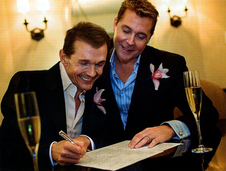 Ole Henriksen og hans Laurence i gang med at underskrive sig som rette ægtepar at være. »Ingen af os kan holde de små glædestårer tilbage«, snøfter Henriksen i det sidste kapitel, hvor alt ender godt. Foto fra bogen 