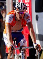 Robert Gesink krydser målstregen på 9. etape af Vuelta a Espana. Indsatsen  sikrer ham en samlet tredjeplads foreløbig. 