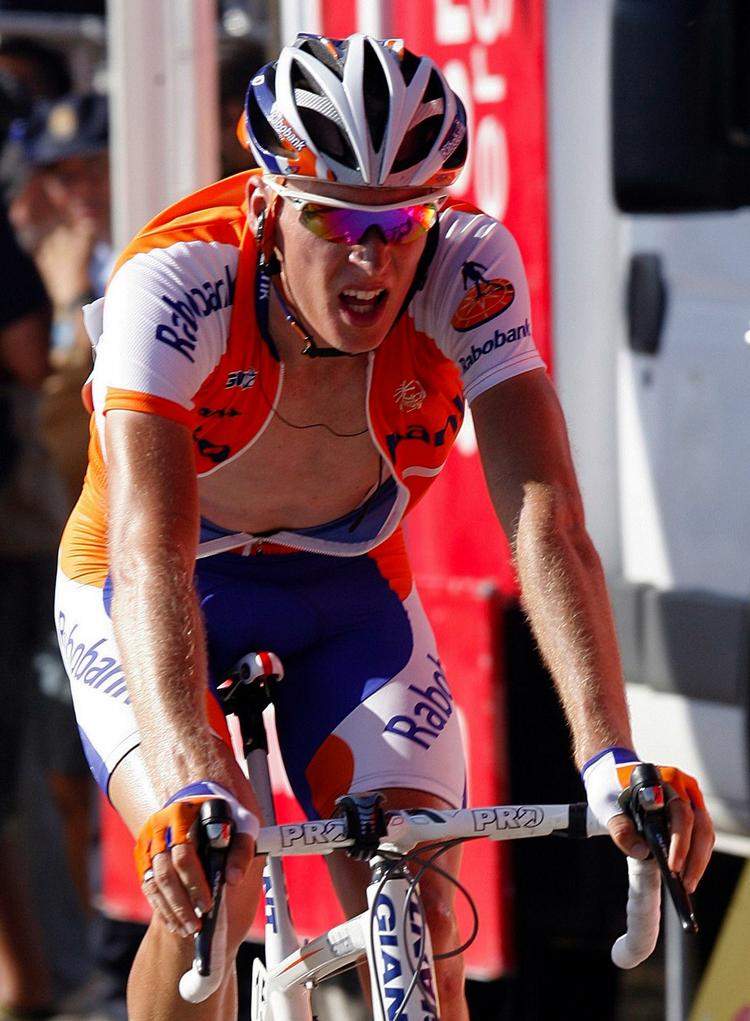 Robert Gesink krydser målstregen på 9. etape af Vuelta a Espana. Indsatsen  sikrer ham en samlet tredjeplads foreløbig. 