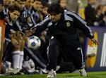 Trods skuffende resultater i de seneste landskampe skal Diego Maradona ikke frygte for sit trænersæde. Arkiv 